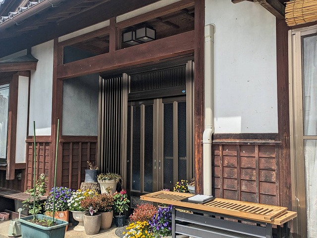 玄関まわりの色あせ木部